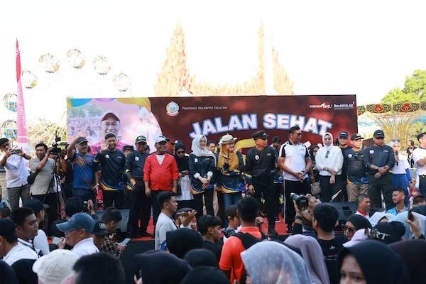 Pjs Wali Kota Makassar, Andi Arwin Azis, dalam  Jalan Sehat memperingati HUT ke-355 Sulsel di Monumen Mandala pada Minggu (13/10) (dok ist)