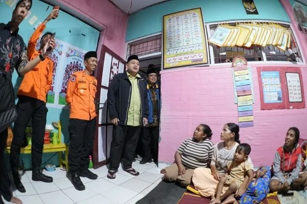 Wali Kota Makassar saat Meninjau Lokasi Pengungsian Banjir di Paccerakkang, (Dok: Ist).