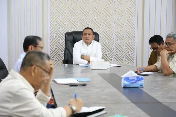 Bupati Luwu Timur Irwan Bachri Syam saat memimpin rapat koordinasi (dok. Ist)