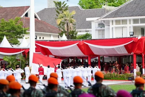 Upacara penurunan bendera di Rumah Jabatan Gubernur Sulawesi Selatan (Dok: Ist)