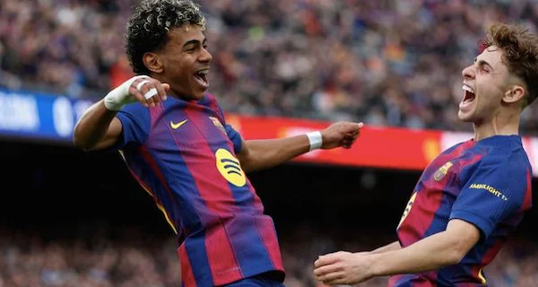 Pemain Barcelona, Lamine Yamal, merayakan gol yang dicetaknya ke gawang Villarreal bersama rekan setimnya, Fermin Lopez, dalam laga jornada 28 La Liga Spanyol di Camp Nou, Sabtu (28/2/2026) malam WIB. (AP Photo/Joan Monfort)