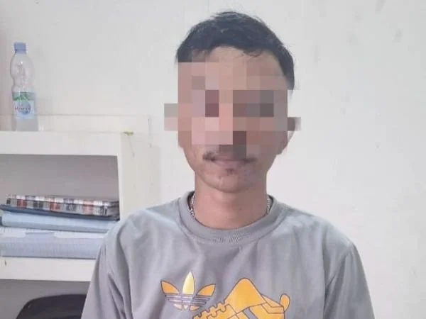 Terduga pelaku tindak asusila berinisial I, saat diamankan polisi (dok : Ist).