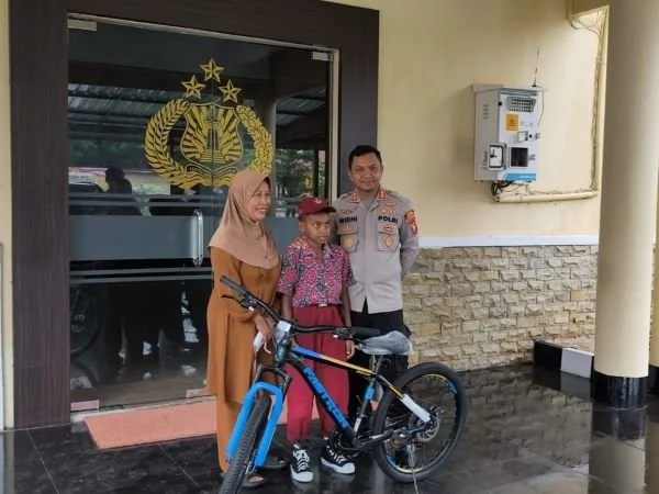 Kapolres Jeneponto, AKBP Widi Setiawan saat menyerahkan hadiah sepeda kepada Asrul dan ibunya (Dok : Ist).