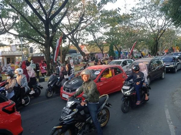 Arus lalulintas macet total saat Calon Bupati Jeneponto Muhammad Sarif dan Moch. Noer Alim Qalby mendaftar ke KPU.
