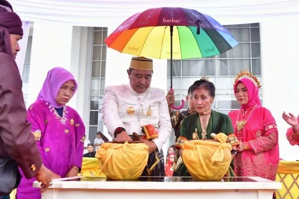 Penjabat Gubernur Sulsel Bahtiar Baharuddin bersama Ketua Dewan Adat Kedatuan Luwu Andi Sitti Huzaimah Mackulau Opu Daeng RI Pajung (Cenning Luwu) saat HUT Palopo ke-22.