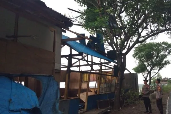 Warung milik warga rusak setelah diterjang angin puting beliung (Dok : ist).