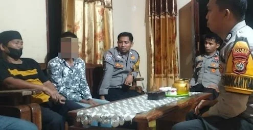 Pelaku beserta barang bukti senjata tajam saat diamankan pihak kepolisian di rumahnya (dok:ist)