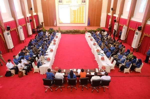 Bupati Jeneponto, Paris Yasir bersama sejumlab kepala daerah saat menghadiri Rakor Optimalisasi Sistem Pengairan Pertanian di Baruga Asta Cita, Rumah Jabatan Gubernur Sulsel (Dok : Ist).