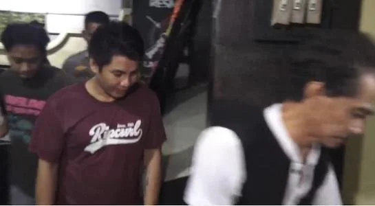 Pelaku Terekam CCTV Saat Boboi Toko Bangunan