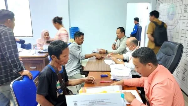 Dinsos Sulbar saat menyalurkan BLT bagi penerima (dok:ist)