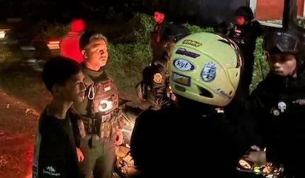 Tim Patmor Polresta Mamuju bersama warga saat melakukan penyisiran sungai mencari pelaku(dok:ist)