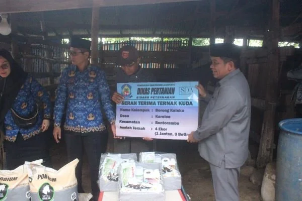 Pj Bupati Jeneponto, Junaedi Bakri saat menyerahkan Bantuan Ternak kepada kelompok peternak di Desa Kalimporo, Kecamatan Bangkala (Dok : Ist).