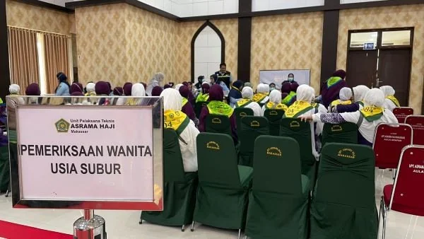 Jemaah Calon Haji menjalani pemeriksaan wanita usia subur (Dok : Andini KabarMakassar).