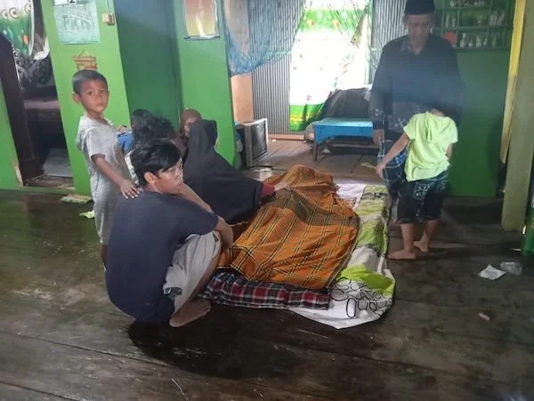Jenazah Haris (60) saat disemayamkan di Kediaman keluarganya. (Foto/ist).