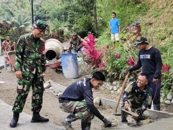 Dansatgas TMMD ke-121 Kodim 1414/Tator Letkol Arm Bani K. Sepang meninjau langsung lokasi pelaksanaan kegiatan pengerjaan sasaran fisik badan jalan di Desa Tapparan (Dok : Ist).