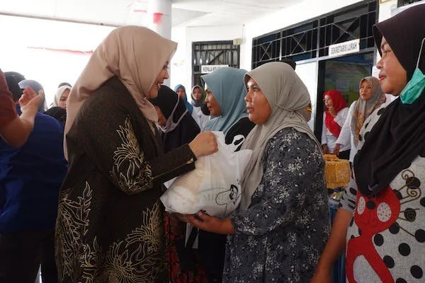 Wakil Gubernur Sulsel, Hj. Fatmawati Rusdi, saat menyerahkan bantuan kepada warga miskin di Kabupaten Jeneponto. (Ist).