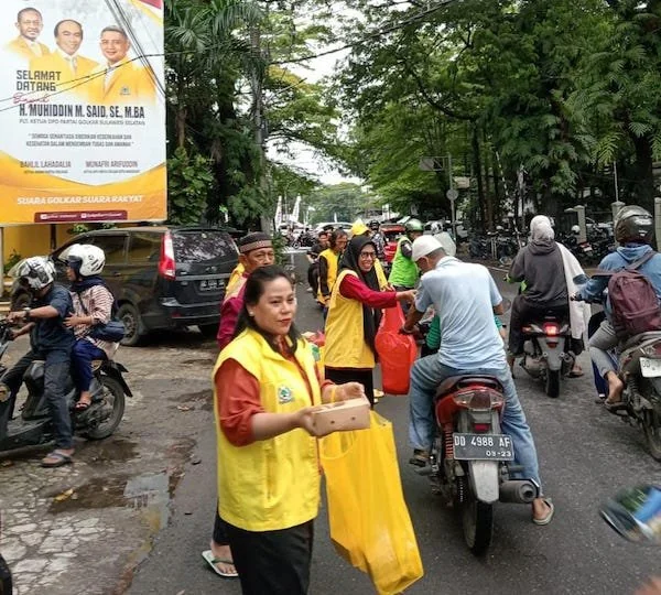 Suasana Golkar Makassar Berbagi Takjil (Dok: Ist).