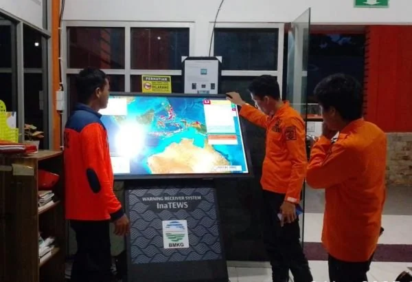 Personel BPBD Sulbar saat melakukan pemantauan EWS dan Peringatan dini (dok: ist)