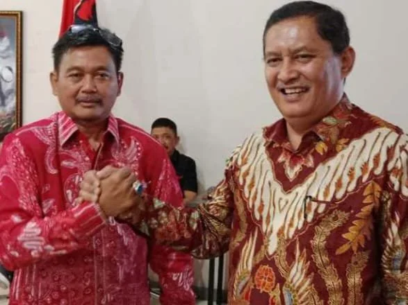 Dua bakal calon Bupati Toraja Utara, Dating Palembangan (kiri) dan Joni Kornelius Tondok melakukan salam komando di sela uji kelaikan dan kepatutan bakal calon bupati Toraja Utara yang digelar DPD PDIP Sulsel di Kota Makassar.