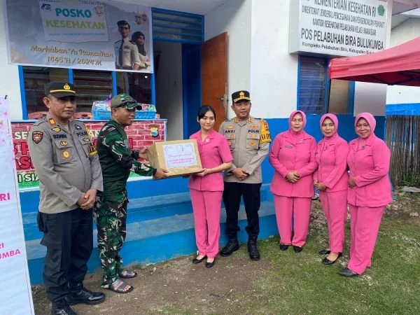 Kapolres Bukukumba AKBP Andi Erma Suryono bersama Ketua Bhayangkari Ny. Eli Andi Erma menyerahkan bingkisan kepada petugas Posko.