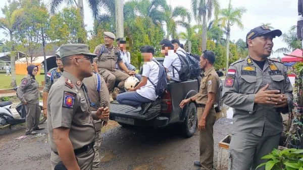 Personel Satpol-PP Sulbar saat melakukan razia sejumlah siswa di Mamuju. Dok. Ist