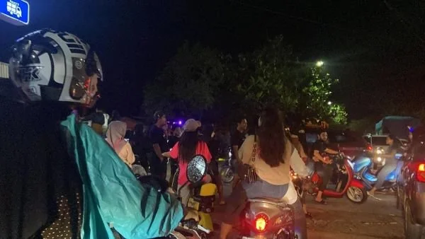 Warga memadati jalanan di Pangkajene pada malam tahun baru (Dok: Nofi KabarMakassar)