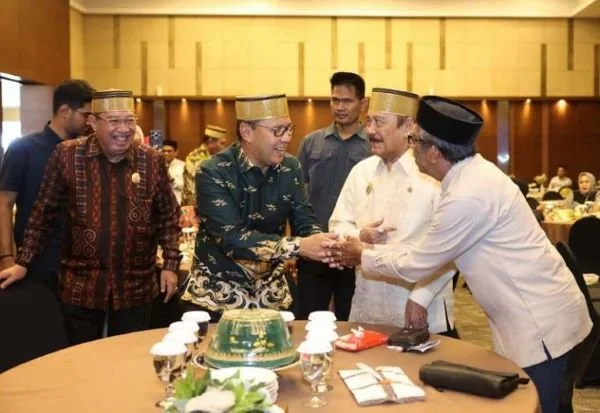 Danny Pomanto bersama Majelis Keturunan to Manurung di Wisma Kalla, Makassar (Dok : Ist).