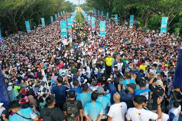 Gubernur Sulawesi Selatan, Andi Sudirman Sulaiman resmi melepas peserta Fun Run Luwu Timur 2025 dan Gerakan Anti Mager Sulsel dalam rangka peringatan Hari Jadi Luwu Timur ke-22 (Dok: Ist)