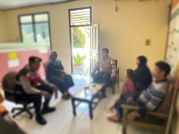 Bhabinkamtibmas Polsek Kelara Mediasi Warga Berselisih. (Dok: Ist)