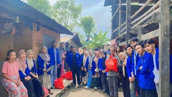 BEM (Badan Eksekutif Mahasiswa) dan seluruh Himpunan Mahasiswa Program studi Institut Turatea Indonesia (INTI) Kabupaten Jeneponto, saat menggelar Bakti Sosial (Baksos) di Kelurahan Sidenre. (Ist).