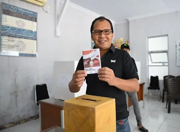 Mantan Wali Kota Makassar dua periode, Mohammad Ramdhan 'Danny' Pomanto saat Menyalurkan Hak Pilih di Pemilihan RT, (Dok: Ist).