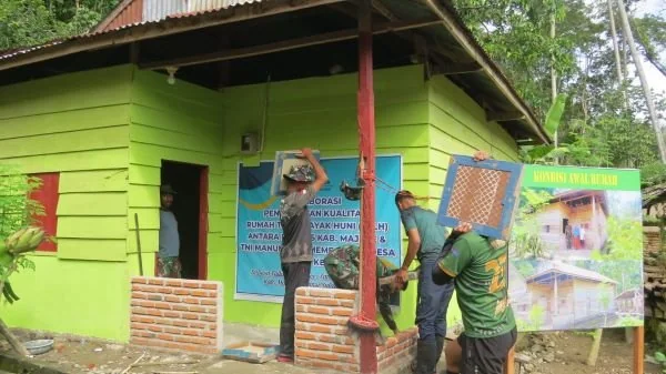 Renovasi rumah milik warga yang dilakukan oleh TNI dalam program TMMD Kodim 1401 Majene.