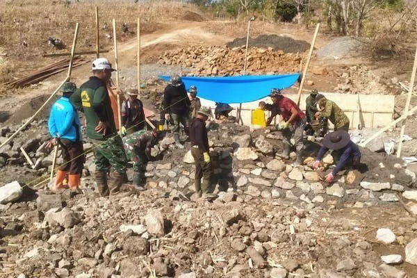 Satgas TMMD ke-122 saat saling bahu membahu mengerjakan pembangunan jalan di Desa Tuju, Kecamatan Bangkala.