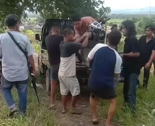 Jajaran Polsek Tamalatea saat menggerebek lokasi perjudian sabung ayam di dikawasan perkebunan jagung warga (Dok : Ist).