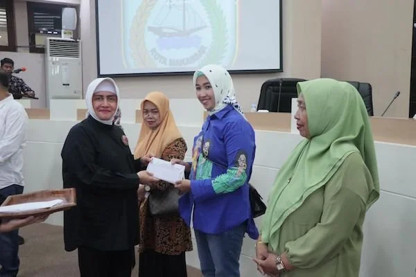 Ketua Tim Penggerak PKK Kota Makassar, Indira Yusuf Ismail saat acara penyerahan honorarium kepada Kader Pendamping Dapur Sehat di Ruang Sipakatau, Balai Kota Makassar, pada Sabtu (21/09)(dok ist)