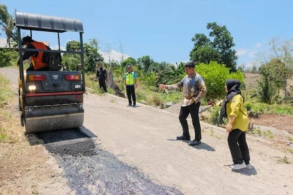 Bupati Bantaeng, M. Fathul Fauzy Nurdin tinjau langsung perbaikan jalanan di Dusun Parampangi, Kecamatan Sinoa. (Ist).