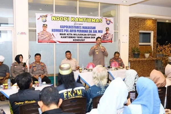 Kapolrestabes Makassar Kombes Pol Arya Perdana melaksanakan Ngopi Kamtibmas (Dok: Ist)