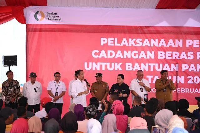Presiden Jokowi usai menyalurkan Cadangan Beras Pemerintah untuk Bantuan Pangan kepada KPM di Maros.