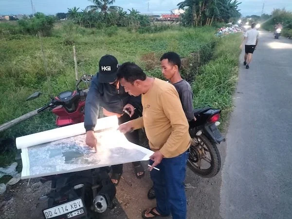 Suasana Pihak Kecamatan Manggala Melihat Titik Rawan dan Pengangkutan Sampah di Jalan Inspeksi Kanal Berbatasan dengan Gowa, (Dok: Ist).