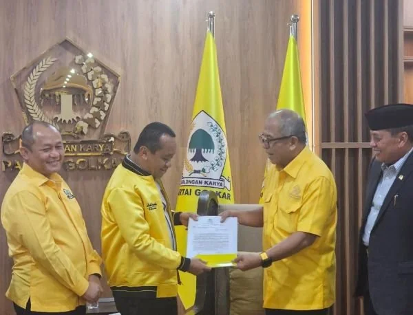 Ketua Umum DPP Partai Golkar, Bahlil Lahadalia saat Menyerahkan Diskresi ke Ilham Arief Sirajuddin (IAS) pimpin DPW Golkar Sulsel (Dok: Ist).