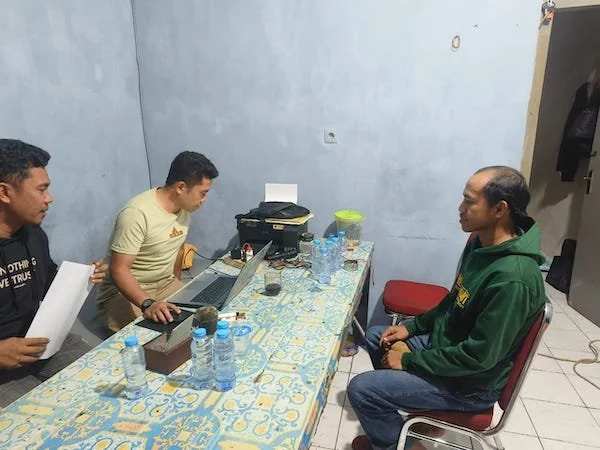 Satuan Pengamanan Internal (Paminal) Polres Jeneponto, saat melakukan pemeriksaan terhadap warga berinisial IR. (Ist).