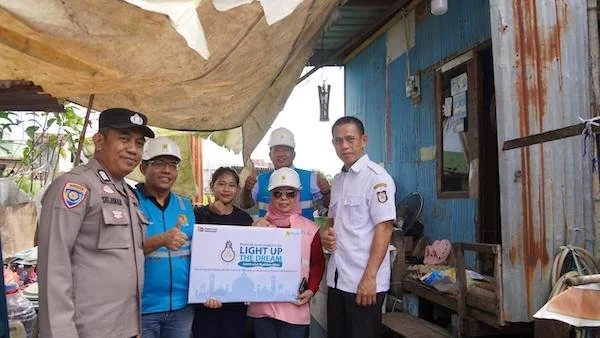 Manajemen PLN UID Sulselrabar secara simbolis menyalakan bantuan sambungan listrik gratis Light Up The Dream di Kota Makassar. Momentum Ramadan 1447 H, PLN UID Sulselrabar melakukan penyalaan bantuan penyambungan listrik gratis bagi 336 warga di Sulselrab