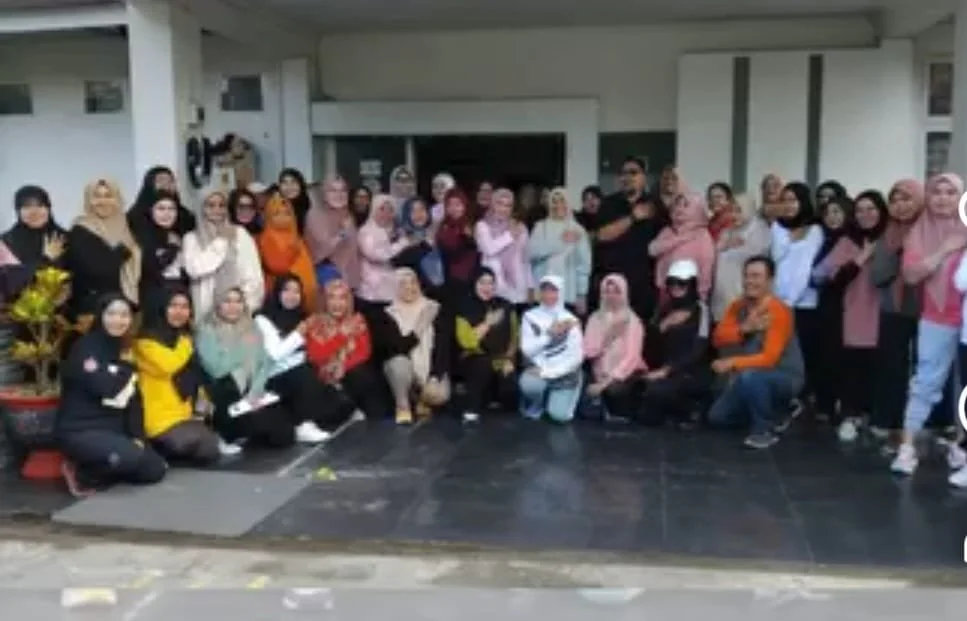 Kepala Dinas Kesehatan Kota Makassar, dr. Nursaidah Sirajuddin, memimpin langsung kegiatan olahraga sehat bersama yang digelar di halaman Kantor Dinas Kesehatan Kota Makassar. (Foto:ist)