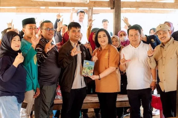LAZ Hadji Kalla saat menerima kunjungan dari Kementerian Lingkungan Hidup (KLH) di Pusat Edukasi Energi Baru Terbarukan (EBT) Kecamatan Simbang, Kabupaten Maros.(dok ist)