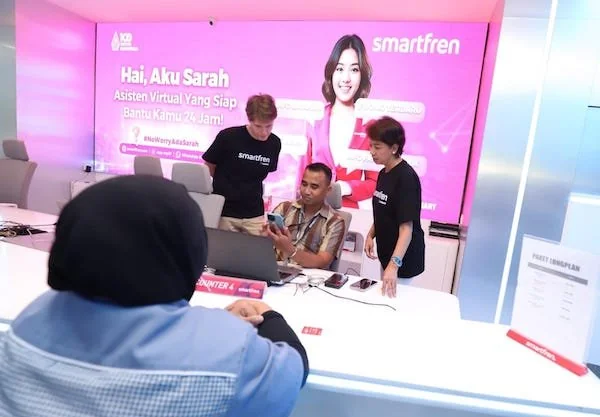Direktur & Chief Commercial Officer – Comsumer XLSMART, David Arcelus Oses, petugas Customer Care Galeri Smartfren dan Direktur & Chief Information Technology Officer XLSMART, Yessie Dianty Yosetya sedang memberikan pelayanan kepada pelanggan di Galeri Sm