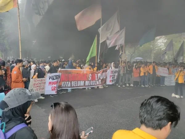 Aksi unjuk rasa mahasiswa di Fly Over Makassar (Dok: Ist).