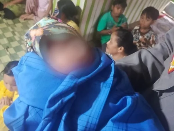 Kondisi bayi perempuan pasca ditemukan warga di tengah sawah (Dok : ist).