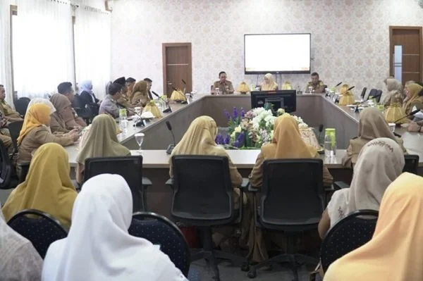 Plt Bupati Maros, Suhartina Bohari memimpin rapat koordinasi (Dok : Ist),