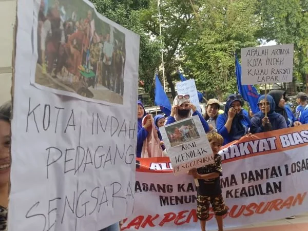 Aksi pedagang asongan di DPRD Makassar menolak relokasi dari kawasan Pantai Losari. (Dok: Ist)