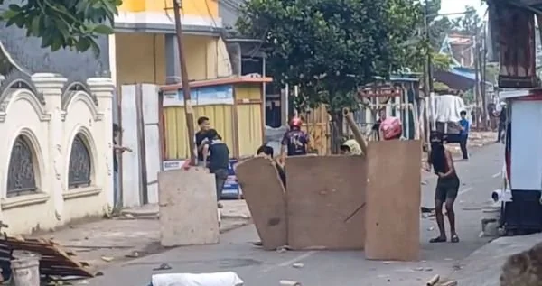 Tangkapan layar kelompok pemuda di Makassar terlibat tawuran (Dok: Ist).